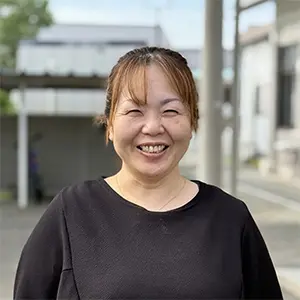 職員 梅村さんの顔写真